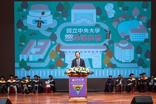 張善政出席中央大學畢業典禮 勉勵畢業生勇敢逐夢