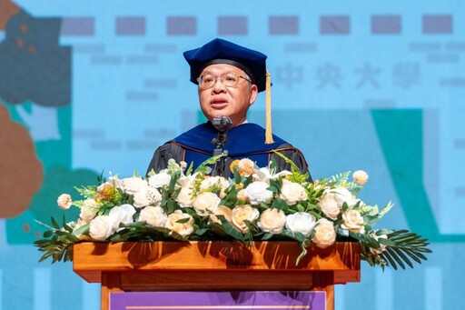 張善政出席中央大學畢業典禮 勉勵畢業生勇敢逐夢
