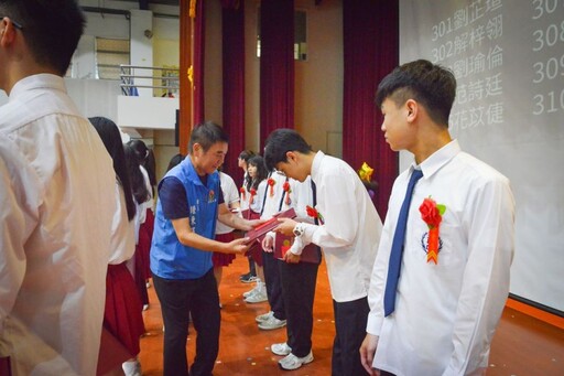畢業典禮鍾東錦親自給予畢業生祝福與勉勵