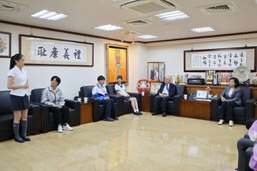 雲林縣4生1師1校 獲台新青少年志工菁英獎