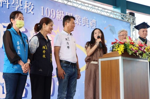 護理培育搖籃 縣長夫人祝福仁德畢業生鵬程萬里