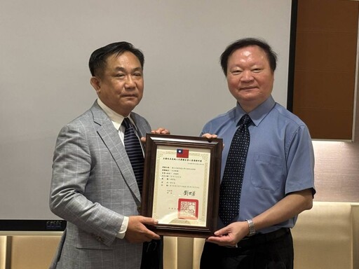 高師大校友總會長曾繼輝博士接任 吳敏男博士功成身退
