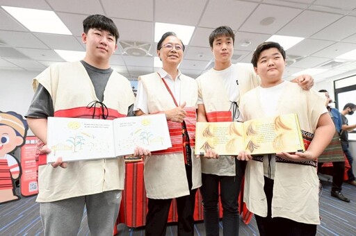 桃園青年首創泰雅族語、英語雙語繪本 市長張善政:推廣原民文化走向國際
