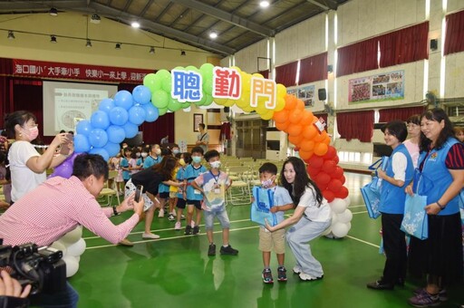 開學首日縣長伉儷化身導護志工 致贈禮物並導讀繪本迎小一新生