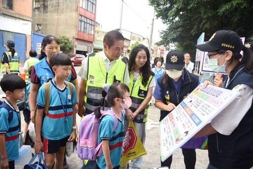 開學首日縣長伉儷化身導護志工 致贈禮物並導讀繪本迎小一新生