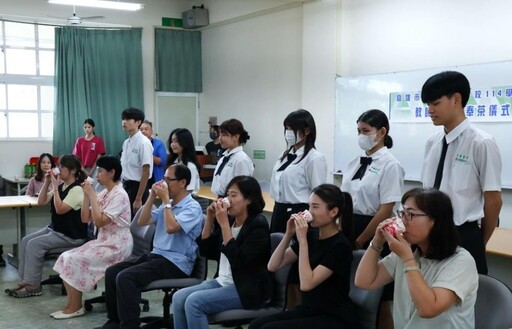 華藝敬師謝師感恩餐會 學生以茶傳心意