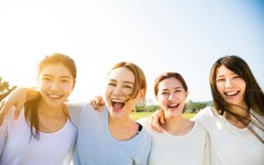 拍團體照不再NG！6個技巧+5個POSE輕鬆拍出專業感