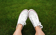 鞋邊黑漬OUT！4招讓白色帆布鞋亮回新品感