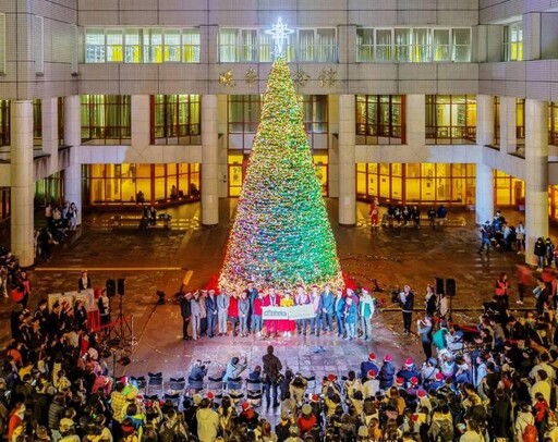 文化打卡新景點 12米高巨大聖誕樹 點亮陽明山星空 簡文秀暖唱奇異恩典