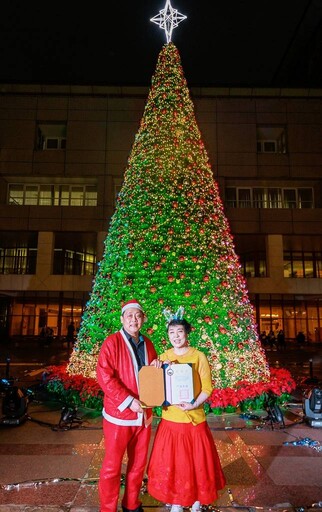 文化打卡新景點 12米高巨大聖誕樹 點亮陽明山星空 簡文秀暖唱奇異恩典