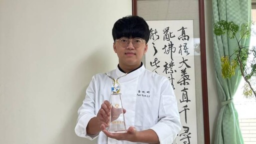 全國技職風雲榜 中華醫大餐旅系李帆畇獲頒技職之光 18歲16張專技證照