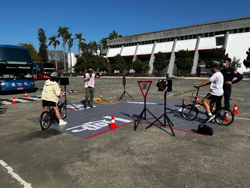 南警與監理站合辦校園安全行-大型車內輪差與視野死角體驗