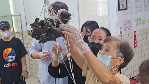 嘉藥越南生與西港長輩包粽慶端午