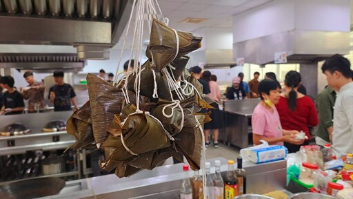 嘉藥越南生與西港長輩包粽慶端午