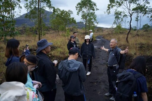 巴杜爾火山實地考察 南大學生從課堂到火山腳下國際學習