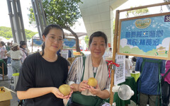 三灣高接梨由農民林長宏、黃宜嫻自產自銷於今明兩天在台北圓山花博廣場展售