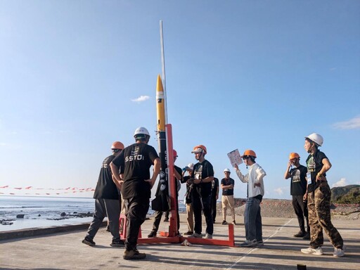 陽明交大學生自製火箭 屏東旭海成功升空