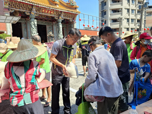 考量弱勢家庭中元拜拜需求 新生活促進會提前轉贈食品