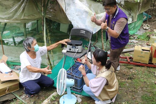 新北社會局媒合道家人文 贈太陽能發電器助弱勢