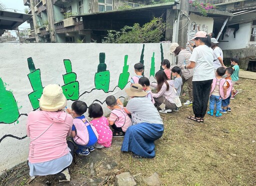 亮點課程融入在地色彩 新北市三芝幼兒園大手拉小手一同煥新洗衫㵠仔