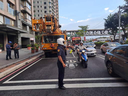 淡水中正東路2段大型吊車拋錨占道 交通局：交控中心、員警全力疏導交通