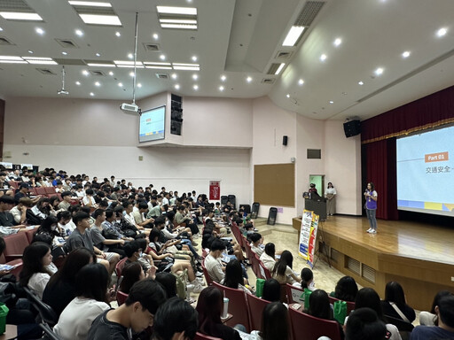 開學季大學新鮮人報到 楠梓分局宣導團不缺席