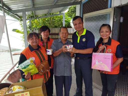 臺東榮服處歡欣慶中秋 分送美食訪慰榮民長輩