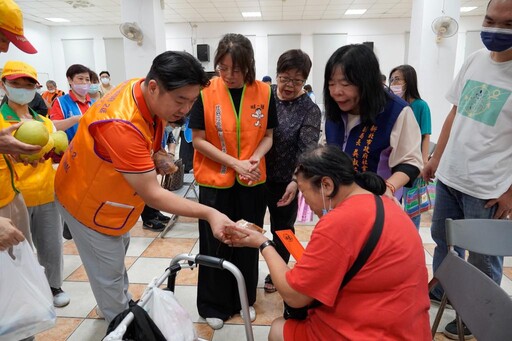 新北市善悅關懷協會關懷街友 提供義剪義診媒合就業並贈月餅及紅包