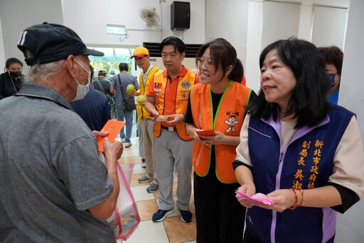 新北市善悅關懷協會關懷街友 提供義剪義診媒合就業並贈月餅及紅包