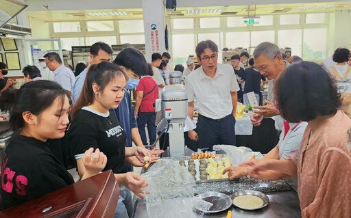 嘉藥致力世代與臺越文化交流 手作椒麻酥餅芝麻香傳秋情