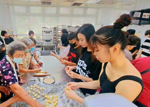 嘉藥致力世代與臺越文化交流 手作椒麻酥餅芝麻香傳秋情