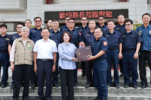 縣長周春米視察內埔分局 慰問員警秋節執勤辛勞