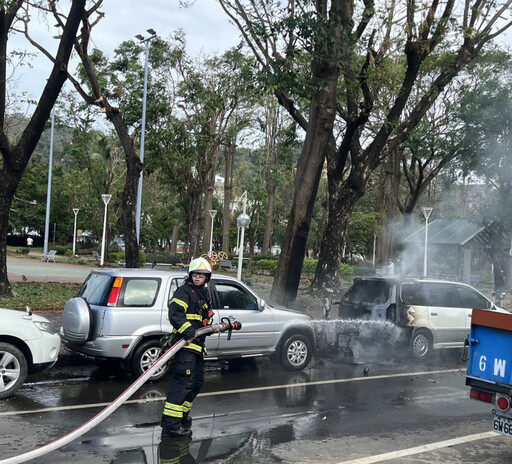 電動二輪車路邊突起火 鹽埕警消迅速撲滅避免災情擴大