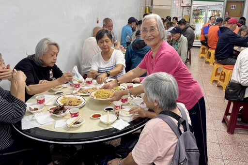 「來喔！上菜喔！」仁愛之家重陽餐敘