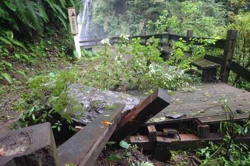 馬里光瀑布步道邊坡土石崩落砸毀護欄及平台 步道暫停開放