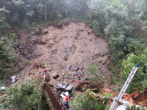 拉拉山國家森林遊樂區步道邊坡崩塌 11/11日起局部開放至遊客中心