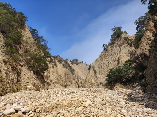 用畫筆繪製出眼中的火炎山! 跟著三貓一同伴著涼風漫遊火炎山