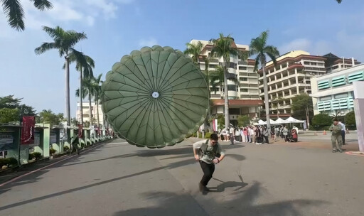 華醫Team全民國防國軍裝備校園展示 師生體驗各軍種演練做國軍後盾