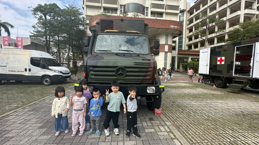 華醫Team全民國防國軍裝備校園展示 師生體驗各軍種演練做國軍後盾