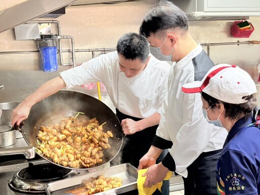 老人惜食共餐配經典音樂 雙主廚陳佳瑋和張騰峰到莒東社區義煮料理