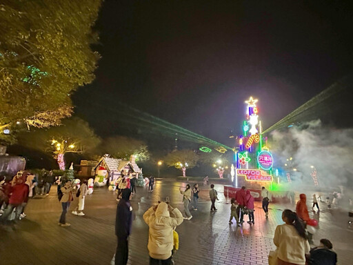 耶誕控必訪 六福村打造全台遊樂園最大霓彩耶誕樹吸引數千人朝聖