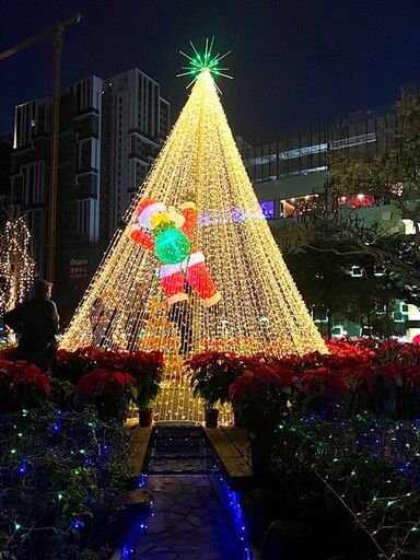 中市湧泉公園化身聖誕奇境！ 五彩燈飾點亮冬季仙境