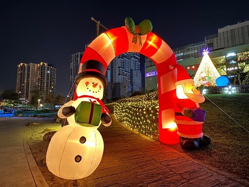 中市湧泉公園化身聖誕奇境！ 五彩燈飾點亮冬季仙境