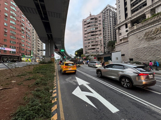 淡水區淡金路、坪頂路口左轉車道調整開放直行 回家的路更順暢！