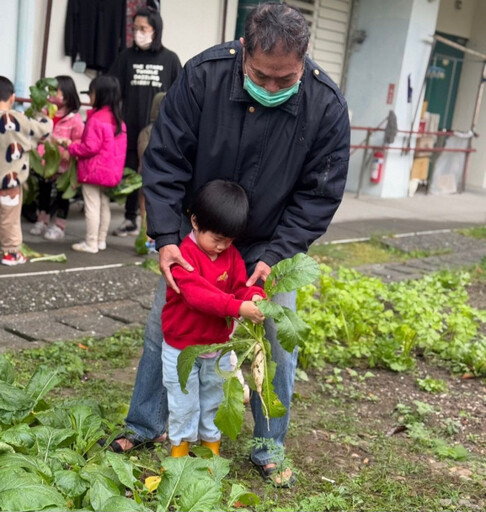 花蓮榮家老幼共融歡樂拔蘿蔔 迎新年好彩頭