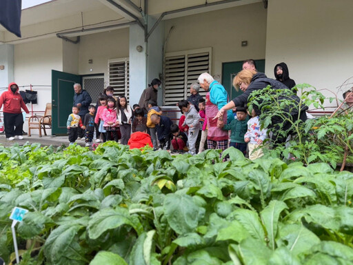 花蓮榮家老幼共融歡樂拔蘿蔔 迎新年好彩頭