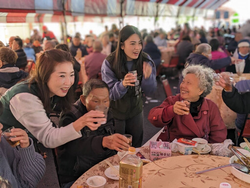 台南市慈善會舉辦歲末愛心餐會，上百桌低收入戶共餐領紅包