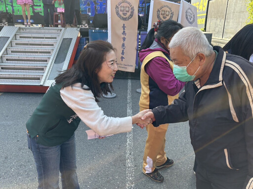 台南市慈善會舉辦歲末愛心餐會，上百桌低收入戶共餐領紅包