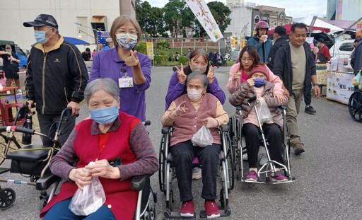 花蓮榮家結合社區與住民歡樂 愛來榮家逛夜市熱鬧登場