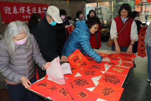 首都銀髮俱樂部先修班成果展 學員寫春聯紅包袋 住戶搶著要